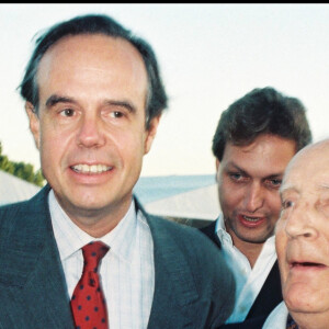 Frédéric Mitterrand et son père Robert lors des célébrations pour ses 50 ans en 1997