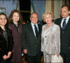 La famille Pitanguy et Arlette Mitterrand, veuve de Robert Mitterrand, lors d'une soirée chez Chaumet place Vendôme à Paris en 2004