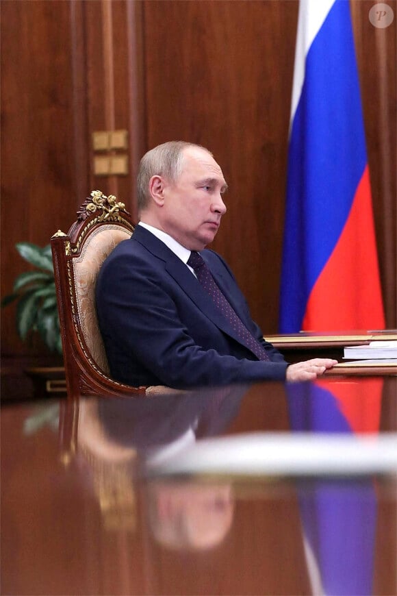Le président russe Vladimir Poutine reçoit Sergueï Tchemezov, directeur général de la société Rostec, au Kremlin à Moscou, le 18 mai 2022. 