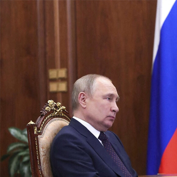Le président russe Vladimir Poutine reçoit Sergueï Tchemezov, directeur général de la société Rostec, au Kremlin à Moscou, le 18 mai 2022. 