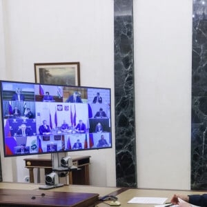 Le président russe Vladimir Poutine est vu dans son bureau lors d'une réunion par vidéoconférence sur les questions de lutte contre les incendies dans les régions russes à Moscou, Russie, le 10 mai 2022. © Mikhail Metzel/Tass/Bestimage 