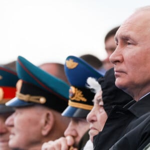 Le président russe Vladimir Poutine assiste à la parade du Jour de la Victoire, marquant le 77e anniversaire de la victoire des Alliés pendant la Seconde Guerre mondiale à Moscou, Russie, le 9 mai 2022. 