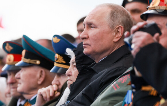 Le président russe Vladimir Poutine assiste à la parade du Jour de la Victoire, marquant le 77e anniversaire de la victoire des Alliés pendant la Seconde Guerre mondiale à Moscou, Russie, le 9 mai 2022. 