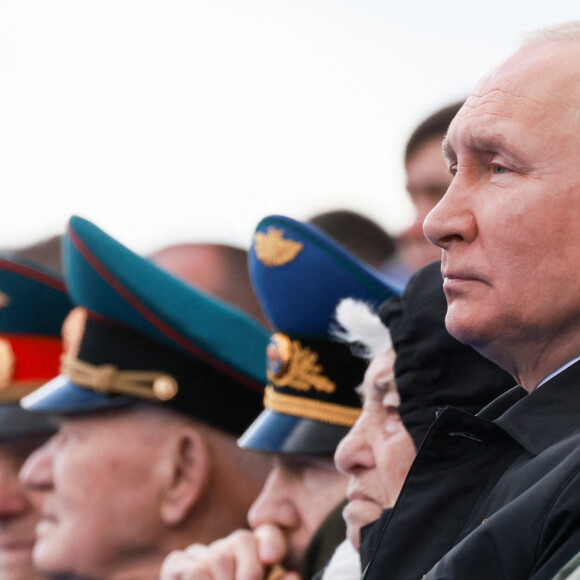 Le président russe Vladimir Poutine assiste à la parade du Jour de la Victoire, marquant le 77e anniversaire de la victoire des Alliés pendant la Seconde Guerre mondiale à Moscou, Russie, le 9 mai 2022. 