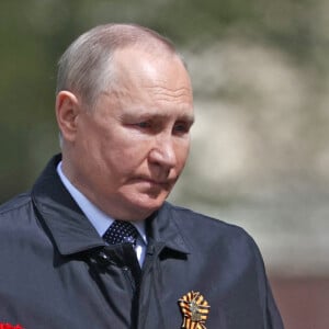 Le président russe Vladimir Poutine pendant la cérémonie de dépôt de gerbe sur la Tombe du Soldat inconnu lors du 77ème anniversaire de la victoire des Alliés pendant la Seconde Guerre mondiale à Moscou, Russie, le 9 mai 2022. 