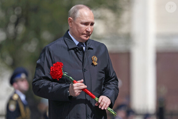 Le président russe Vladimir Poutine pendant la cérémonie de dépôt de gerbe sur la Tombe du Soldat inconnu lors du 77ème anniversaire de la victoire des Alliés pendant la Seconde Guerre mondiale à Moscou, Russie, le 9 mai 2022. 