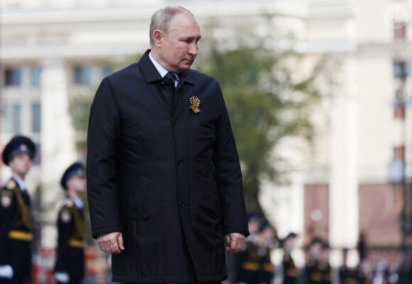 Le président russe Vladimir Poutine pendant la cérémonie de dépôt de gerbe sur la Tombe du Soldat inconnu lors du 77ème anniversaire de la victoire des Alliés pendant la Seconde Guerre mondiale à Moscou, Russie, le 9 mai 2022. 