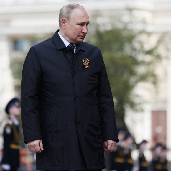 Le président russe Vladimir Poutine pendant la cérémonie de dépôt de gerbe sur la Tombe du Soldat inconnu lors du 77ème anniversaire de la victoire des Alliés pendant la Seconde Guerre mondiale à Moscou, Russie, le 9 mai 2022. 