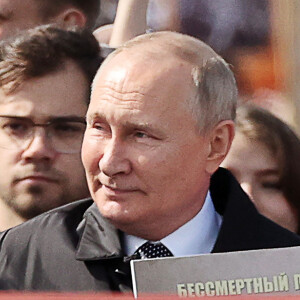 Le président russe Vladimir Poutine assiste à la parade du Jour de la Victoire, marquant le 77e anniversaire de la victoire des Alliés pendant la Seconde Guerre mondiale à Moscou, Russie, le 9 mai 2022. 