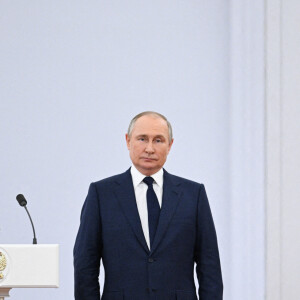 Le président russe Vladimir Poutine remet des prix aux médaillés olympiques russes distingués aux jeux olympiques de Pékin au Kremlin, le 26 avril 2022. 