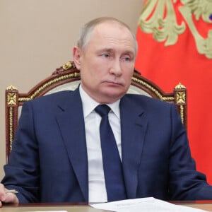 Le président russe Vladimir Poutine tient une réunion du Conseil présidentiel pour le développement de la culture physique et du sport par liaison vidéo depuis le Kremlin de Moscou, Russie, le 26 avril 2022. 
