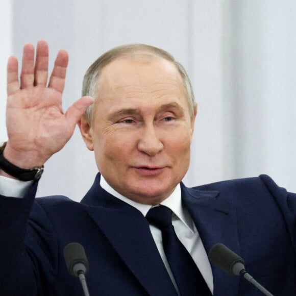 Le président russe Vladimir Poutine remet des prix aux médaillés olympiques russes distingués aux jeux olympiques de Pékin au Kremlin, le 26 avril 2022.  