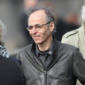 Jean-Jacques Goldman et Maxime Le Forestier lors des obsèques de Véronique Colucci au cimetière communal de Montrouge.