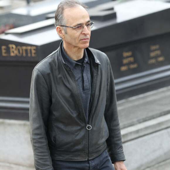 Jean-Jacques Goldman lors des obsèques de Véronique Colucci au cimetière communal de Montrouge, le 12 avril 2018.