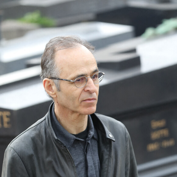 Jean-Jacques Goldman lors des obsèques de Véronique Colucci au cimetière communal de Montrouge, le 12 avril 2018.