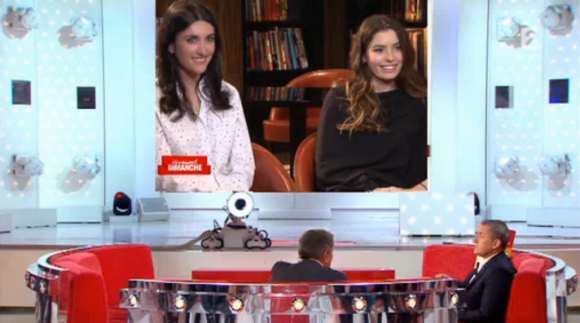 Ninon et Pauline, les filles de Christophe Dechavanne, ont fait pleurer leur père dans "Vivement dimanche", sur France 2, le 24 avril 2016.