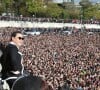 Le chanteur Psy fait face à la foule venue le voir au Trocadéro à Paris, le 5 novembre 2012.