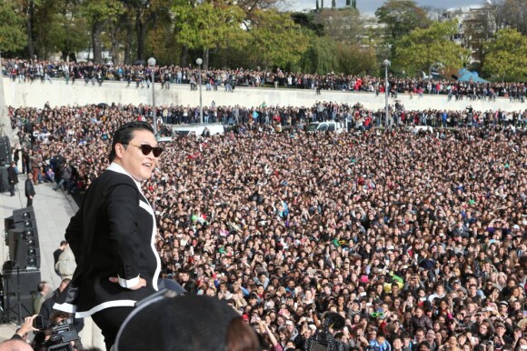 Le chanteur Psy fait face à la foule venue le voir au Trocadéro à Paris, le 5 novembre 2012.