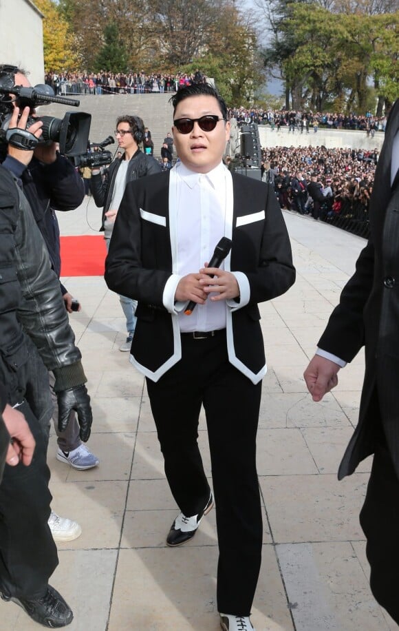 Le chanteur Psy s'est produit sur l'esplanade du Trocadéro à Paris devant plus de 20 000 personnes, le 5 novembre 2012.