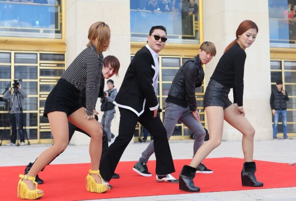 Le chanteur Psy fait sa célèbre chorégraphie sur l'esplanade du Trocadéro à Paris devant plus de 20 000 personnes, le 5 novembre 2012.