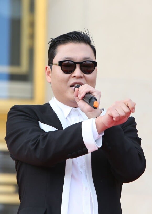 Le chanteur Psy s'est produit sur l'esplanade du Trocadéro à Paris devant plus de 20 000 personnes