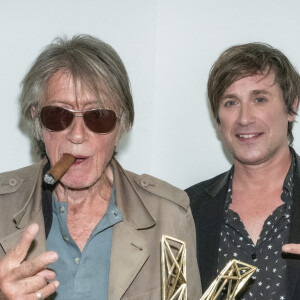 Exclusif - Jacques Dutronc (Victoire d'honneur) avec son fils Thomas Dutronc en backstage lors la 37ème cérémonie des Victoires de la musique à la Seine musicale de Boulogne-Billancourt, le 11 février 2022. © Cyril Moreau / Tiziano Da Silva / Bestimage 