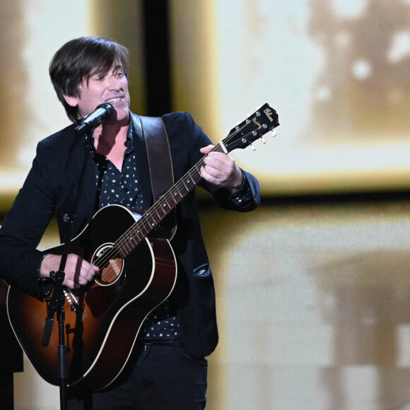 Thomas Dutronc et Jacques Dutronc (Victoire d'honneur) lors de la 37ème cérémonie des Victoires de la musique à la Seine musicale de Boulogne-Billancourt, le 11 février 2022. © Guirec Coadic/Bestimage 