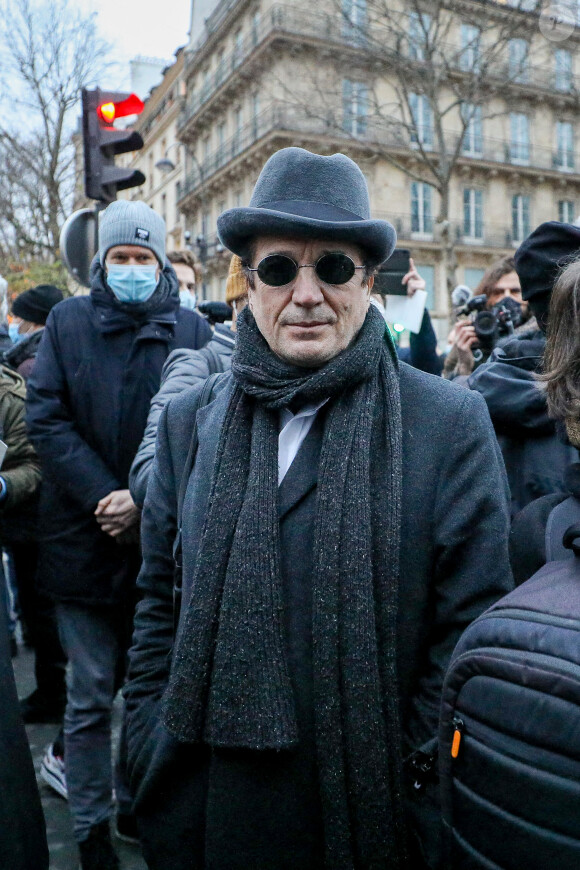 Francis Lalanne - Sorties de la messe en hommage aux frères Igor et Grichka Bogdanoff (Bogdanov) en l'église de La Madeleine à Paris. Le 10 janvier 2022 © Jacovides-Moreau / Bestimage