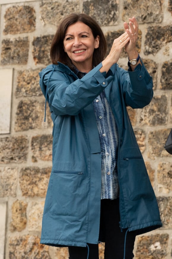 Anne Hidalgo venant applaudir son fils Arthur au pont Marie à Paris le 3 juillet 2021 lors de son étape parisienne pendant sa traversée à la nage de la Seine