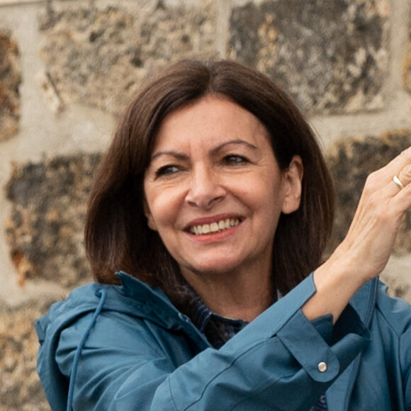 Anne Hidalgo venant applaudir son fils Arthur au pont Marie à Paris le 3 juillet 2021 lors de son étape parisienne pendant sa traversée à la nage de la Seine