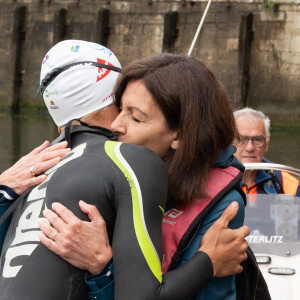 Anne Hidalgo venant applaudir son fils Arthur à Paris le 4 juillet 2021 lors d'une étape pendant sa traversée à la nage de la Seine