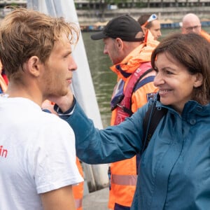 Anne Hidalgo venant applaudir son fils Arthur à Paris le 4 juillet 2021 lors d'une étape pendant sa traversée à la nage de la Seine