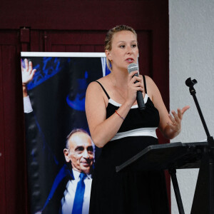 Marion Maréchal (candidate suppléante aux élections législatives dans le Vaucluse pour le parti Reconquête), enceinte, en meeting à Tarascon, le 20 mai 2022.