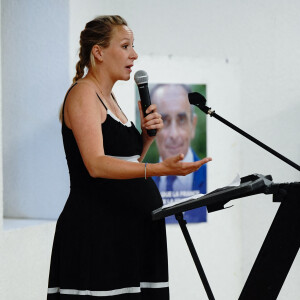 Marion Maréchal (candidate suppléante aux élections législatives dans le Vaucluse pour le parti Reconquête), enceinte, en meeting à Tarascon