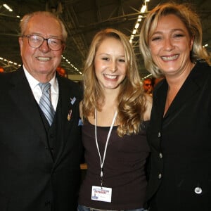 Marion Maréchal avec son grand-père Jean-Marie Le Pen et sa tante Marine Le Pen en 2006