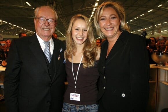 Marion Maréchal avec son grand-père Jean-Marie Le Pen et sa tante Marine Le Pen en 2006