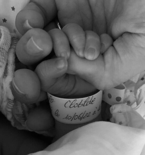 Marion Maréchal a dévoilé sur Instagram une photo de son deuxième bébé né le 10 juin 2022. Il s'agit d'une fille prénommée Clotilde, née de son mariage avec Vincenzo Sofo. Elle est déjà maman d'une grande fille, Olympe, dont le père est Matthieu Décosse