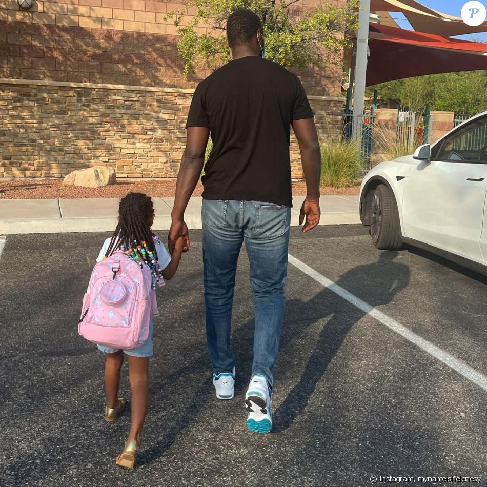 Omar Sy Accompagnant Sa Fille Amani-Nour, La Plus Jeune De Ses 5 Enfants,  Pour La Rentrée Des Classes À Los Angeles. Le 12 Août 2021. - Purepeople