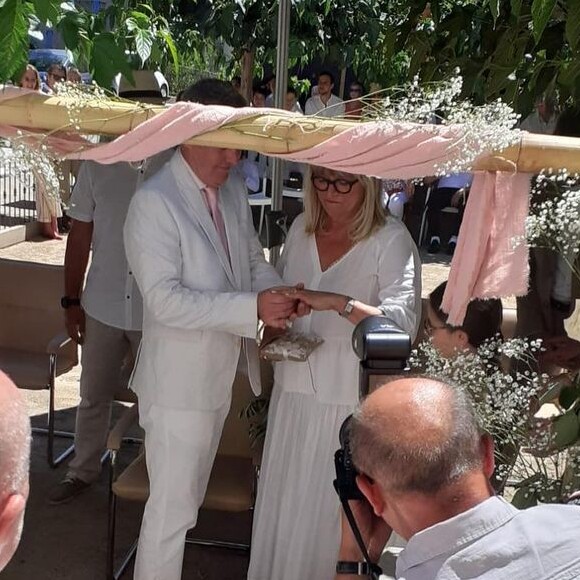 Christine Bravo a partagé cette photo de son mariage avec Stéphane Bachot, en Corse.