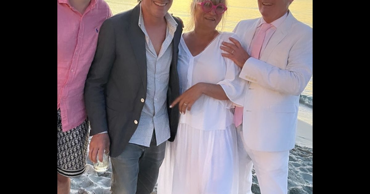 Christine Bravo et son mari Stéphane pose avec Thomas Dutronc et Jordan
