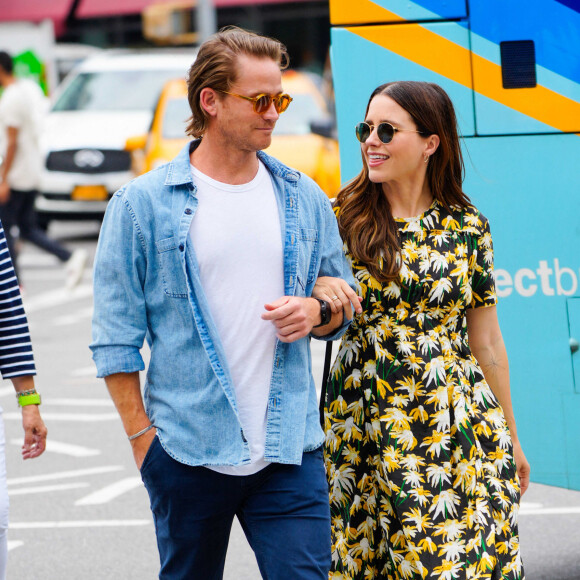 Exclusif - Sophia Bush et son compagnon Grant Hughes font une promenade romantique à New York City, New York, Etats-Unis, le 21 juin 2021.