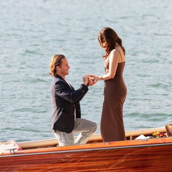 Grant Hughes demande sa compagne Sophia Bush en mariage en bateau, sur le lac de Côme en Italie. Août 2021. Photo par BOTTEGA53 STUDIO®