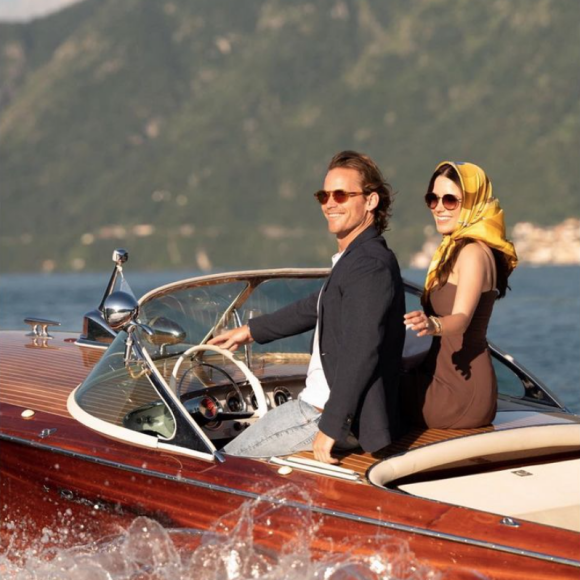 Grant Hughes demande sa compagne Sophia Bush en mariage en bateau, sur le lac de Côme en Italie. Août 2021. Photo par BOTTEGA53 STUDIO®