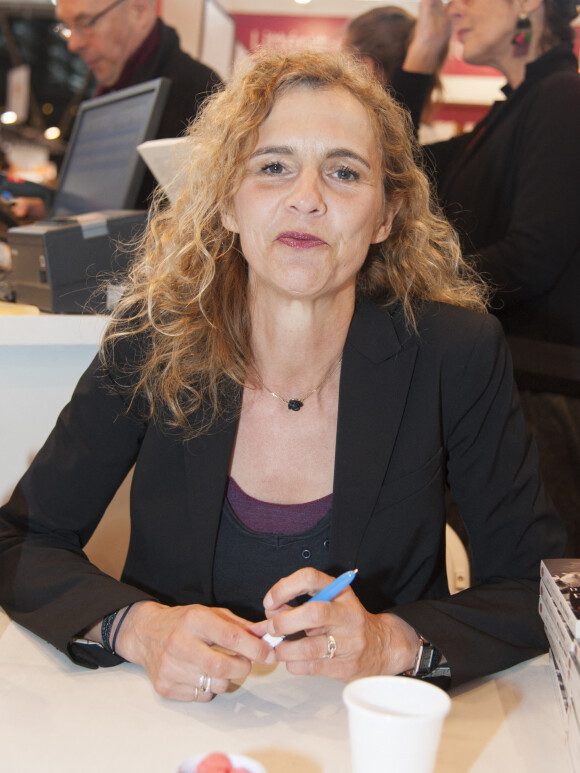 Delphine De Vigan - Le "33ème Salon du Livre" au parc des expositions de la porte de Versailles à Paris, le 20 mars 2016. © Perusseau/Bestimage 