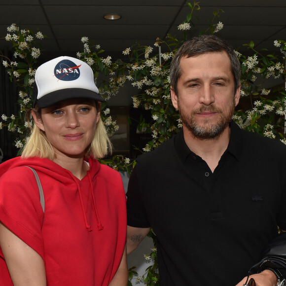 Guillaume Canet et sa compagne Marion Cotillard au village lors des internationaux de France à Roland Garros  © Veeren / Bestimage