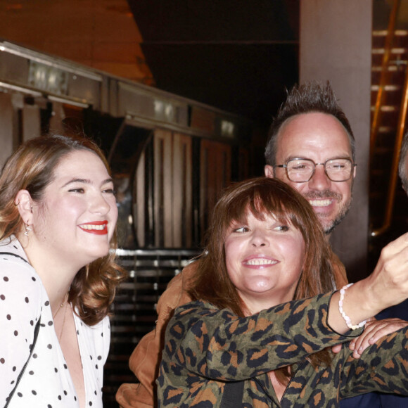 Charlotte Gaccio, Sandrine Quétier, Jarry, Laurent Fontaine (selfie) au photocall de la soirée "Action Enfance fait son cinéma" au Grand Rex à Paris le 13 juin 2022 . © Christophe Aubert via Bestimage