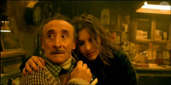 Amandine Bourgeois a dévoilé le clip de Du Temps, avec Michel Crémadès