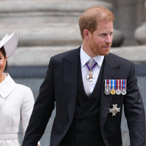 Le prince Harry, duc de Sussex, et Meghan Markle, duchesse de Sussex - Les membres de la famille royale et les invités à la sortie de la messe du jubilé, célébrée à la cathédrale Saint-Paul de Londres, Royaume Uni, le 3 juin 2022. 