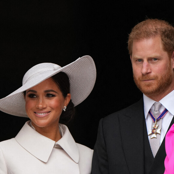Le prince Harry, duc de Sussex, Meghan Markle, duchesse de Sussex, et Zara Phillips (Zara Tindall) - Les membres de la famille royale et les invités à la sortie de la messe du jubilé, célébrée à la cathédrale Saint-Paul de Londres, Royaume Uni, le 3 juin 2022. 