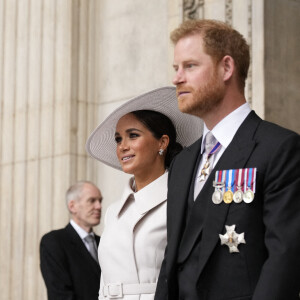 Le prince Harry, duc de Sussex, et Meghan Markle, duchesse de Sussex - Les membres de la famille royale et les invités lors de la messe célébrée à la cathédrale Saint-Paul de Londres, dans le cadre du jubilé de platine (70 ans de règne) de la reine Elisabeth II d'Angleterre. Londres, le 3 juin 2022. 